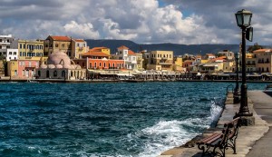 Il porto di Chanià in inverno, con le nuvole. Offerte scontate per l’inverno per noleggiare un’auto a Creta.