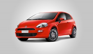 Czerwony Fiat Punto do wynajęcia w Europeo Cars. Wynajmij niedrogie auto na Krecie za niską cenę.